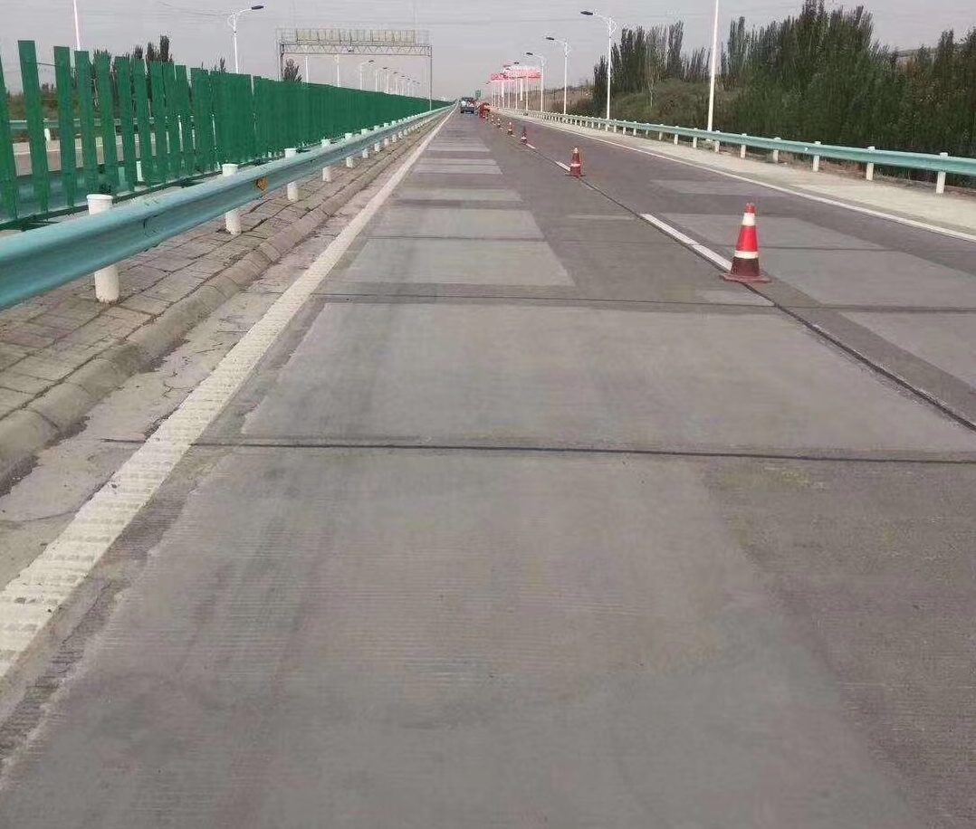 混凝土道面薄层修复技术护砼一号2小时通车