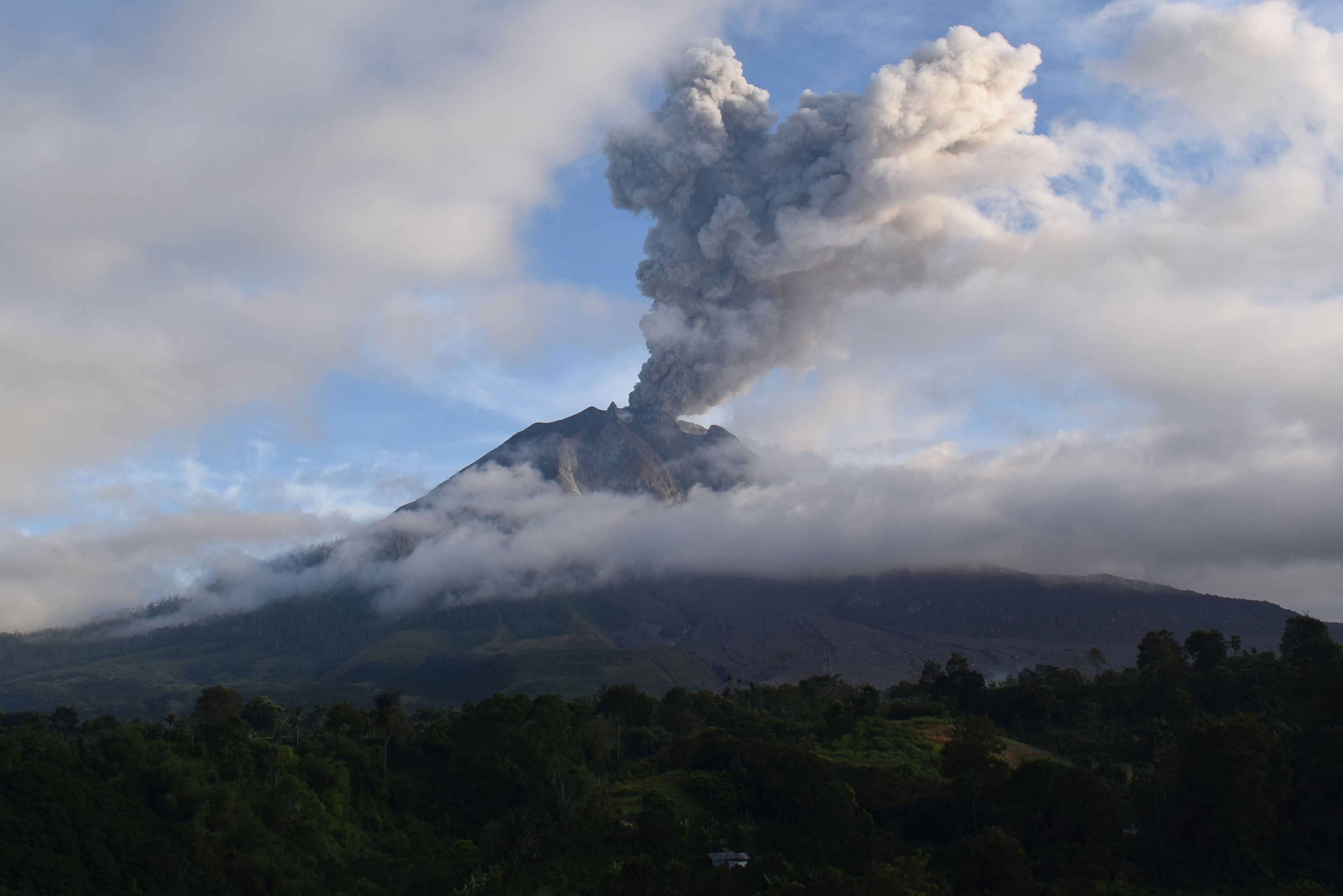 印尼錫納朋火山噴發