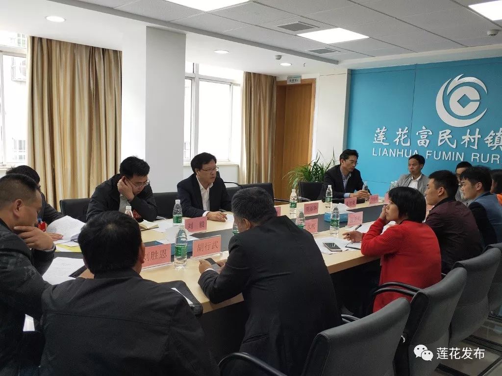 县人大代表,政协委员分别审议,讨论《政府工作报告》