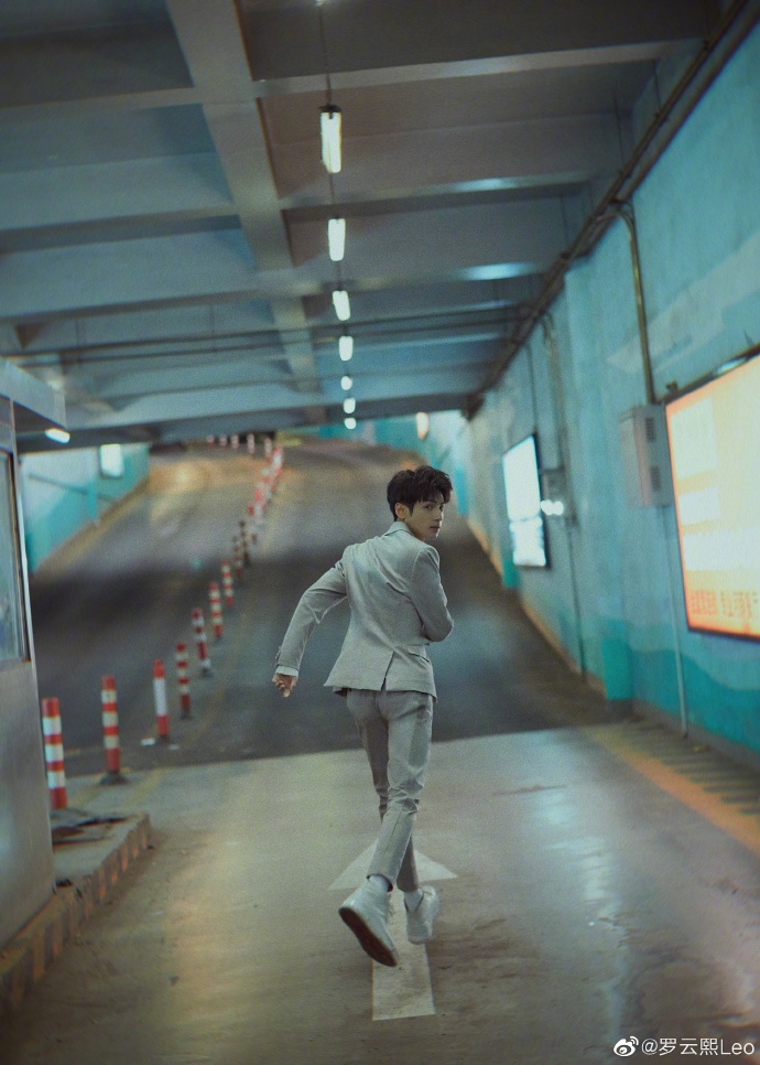 罗云熙晒照,被赞是"翘臀王子"罗云熙评论区怼粉丝是"瓜娃子"_容齐