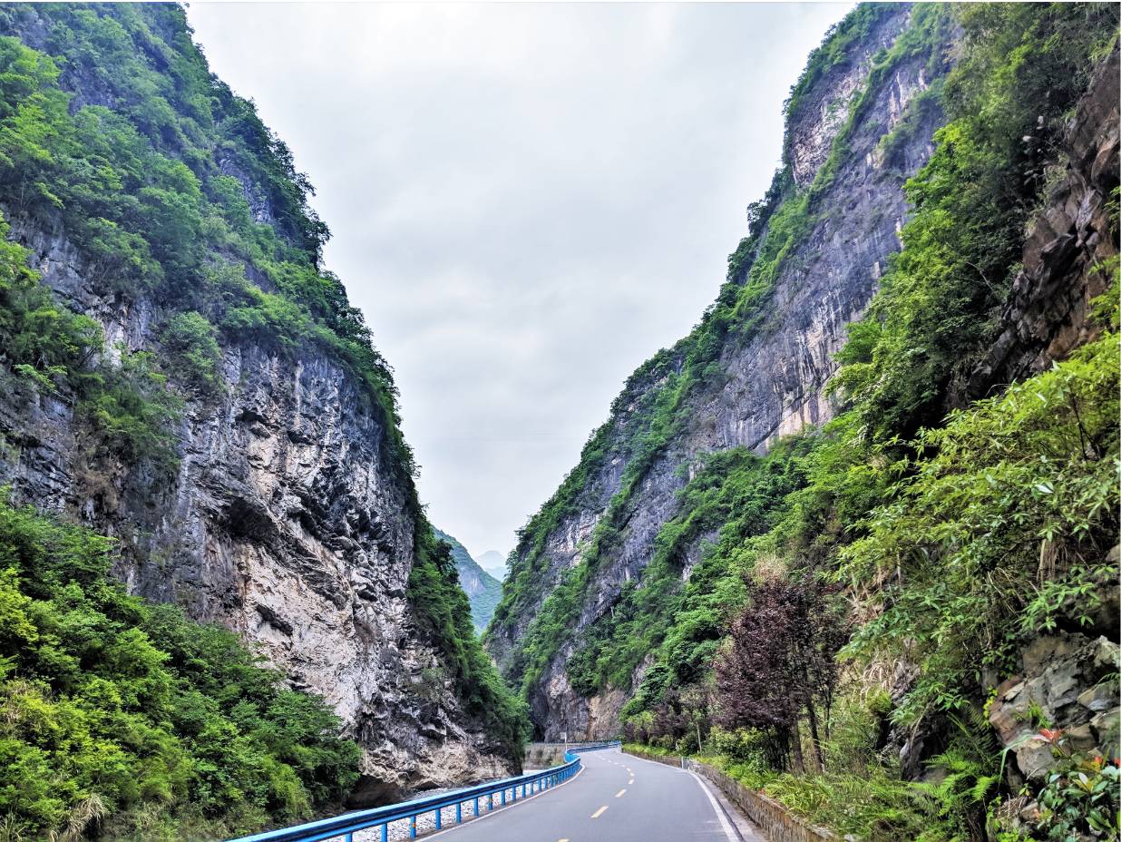 当阳大峡谷从重庆出发,沿着g42沪蓉高速在奉节草堂下道后,沿着省道