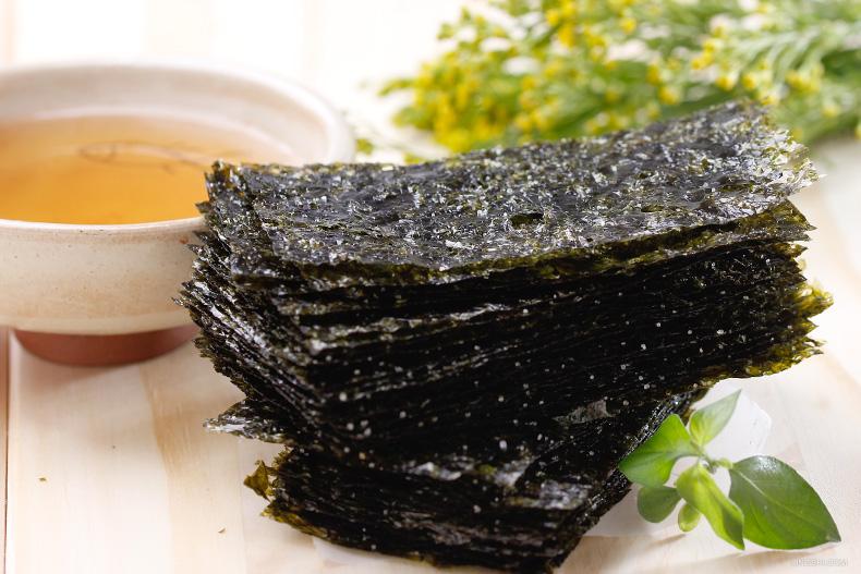 海苔的原料都是海藻类,均属味咸的食物,而且海苔的膳食纤维含量非常高
