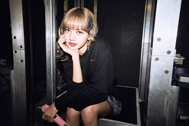 blackpink成员lisa登时尚杂志封面八套造型都超美