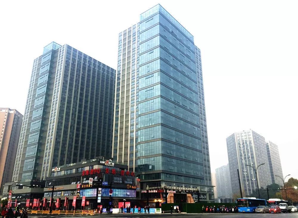 壹中心集合了商业,办公,配套设施等于一体,尤其是杭州复地活力广场,被