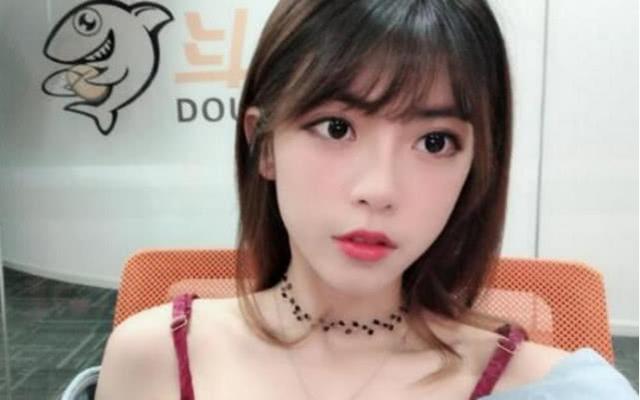 斗鱼一姐直播中哭穷,遭网友炮轰:一年赚1000万还哭穷?