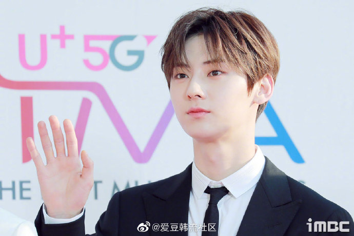 [星闻]nuest黄旼炫"想在图书馆一起学习的idol一位"