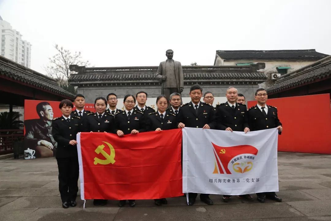    滑动查看下一张图片 >>寒暑磨砺淬精铁 风雨锤炼映初心输舟山海关