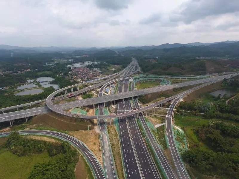高恩高速终点——高村立交接轨广明高速,与深岑高速互通.