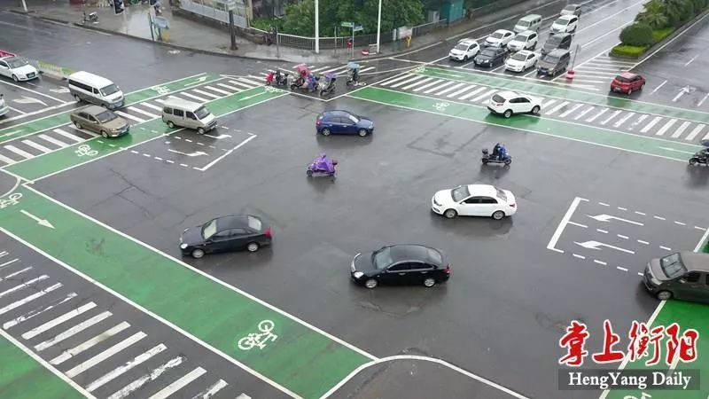衡阳首条过街非机动车道投入使用在这个路口