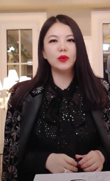 43岁李湘近照曝光身材发福红唇抢镜