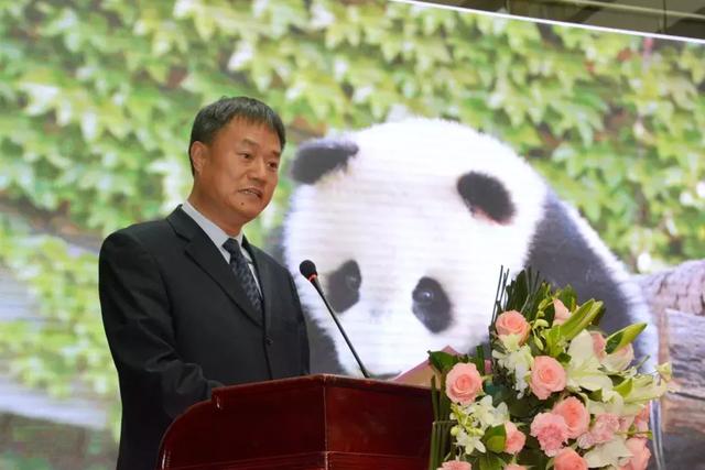 县委常委,副县长李宇轩主持签约仪式.