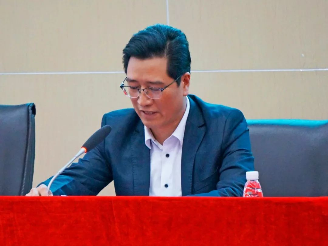 冯润胜局长对今年的中,高考寄予厚望,他指出高考和中考关系到每个孩子