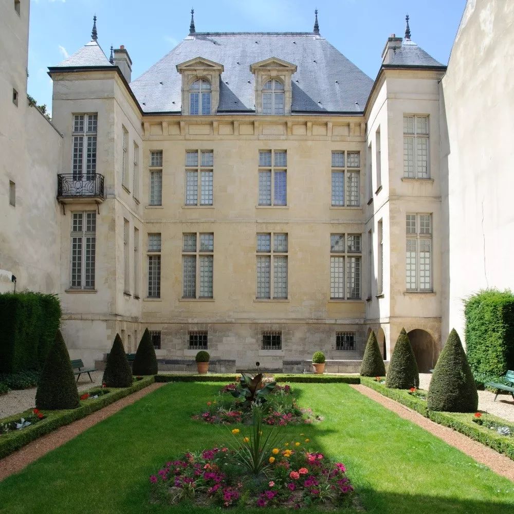 一幅展现18世纪贵族生活风貌的画卷便会被缓缓铺开:花园中的漫步,舞会