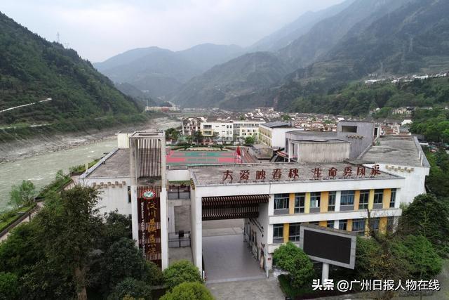 汶川映秀小学校长董雪峰感谢地震宝宝给我重生的勇气和责任