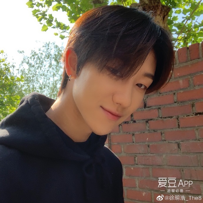 徐明浩公开自拍照笑容比阳光还要温暖
