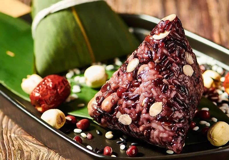 紫米八宝粽糯米与绵绵豆沙相融,入口即化,甜而不腻香糯细沙粽▼朴素中