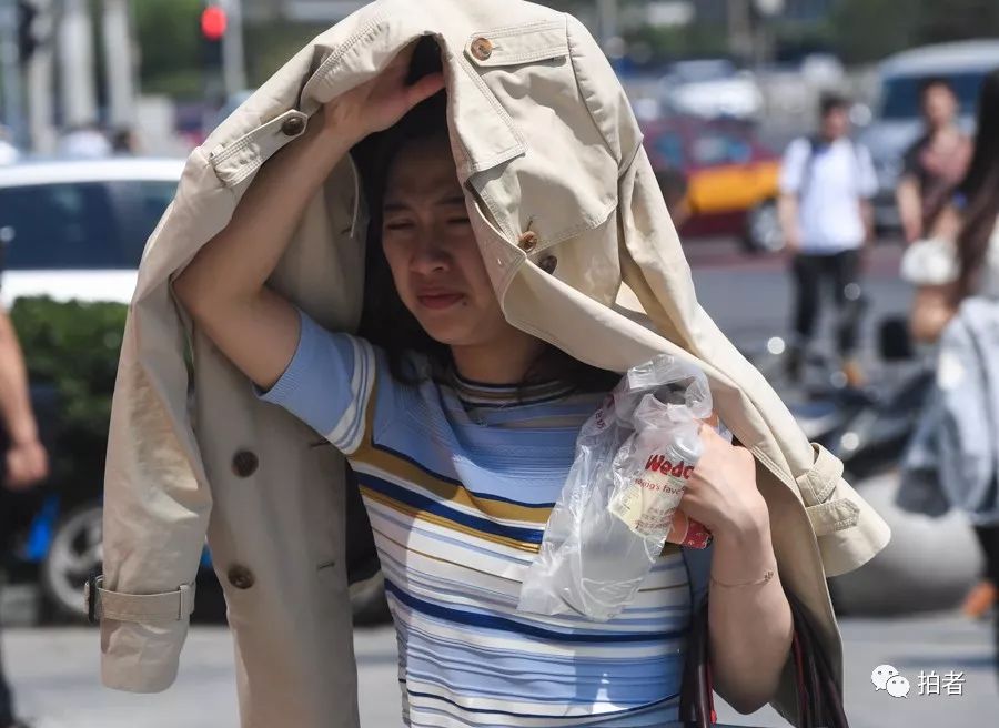 30℃,太晒了!入夏的北京:大秀美腿,花式防晒