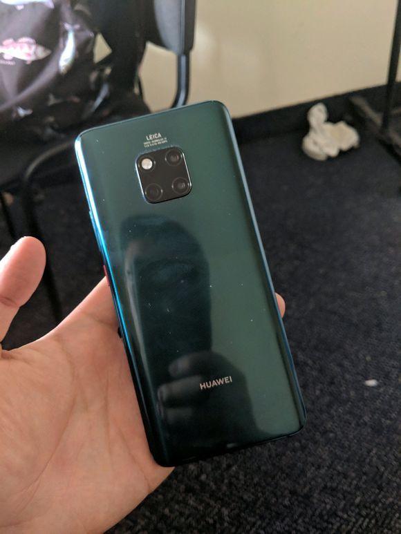 华为mate20pro翡翠绿上手这颜值这手感就问还有谁