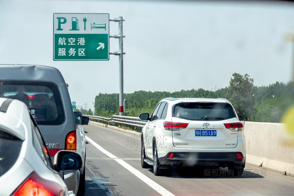 高速公路堵车应急车道走不走,看这些司机如何做