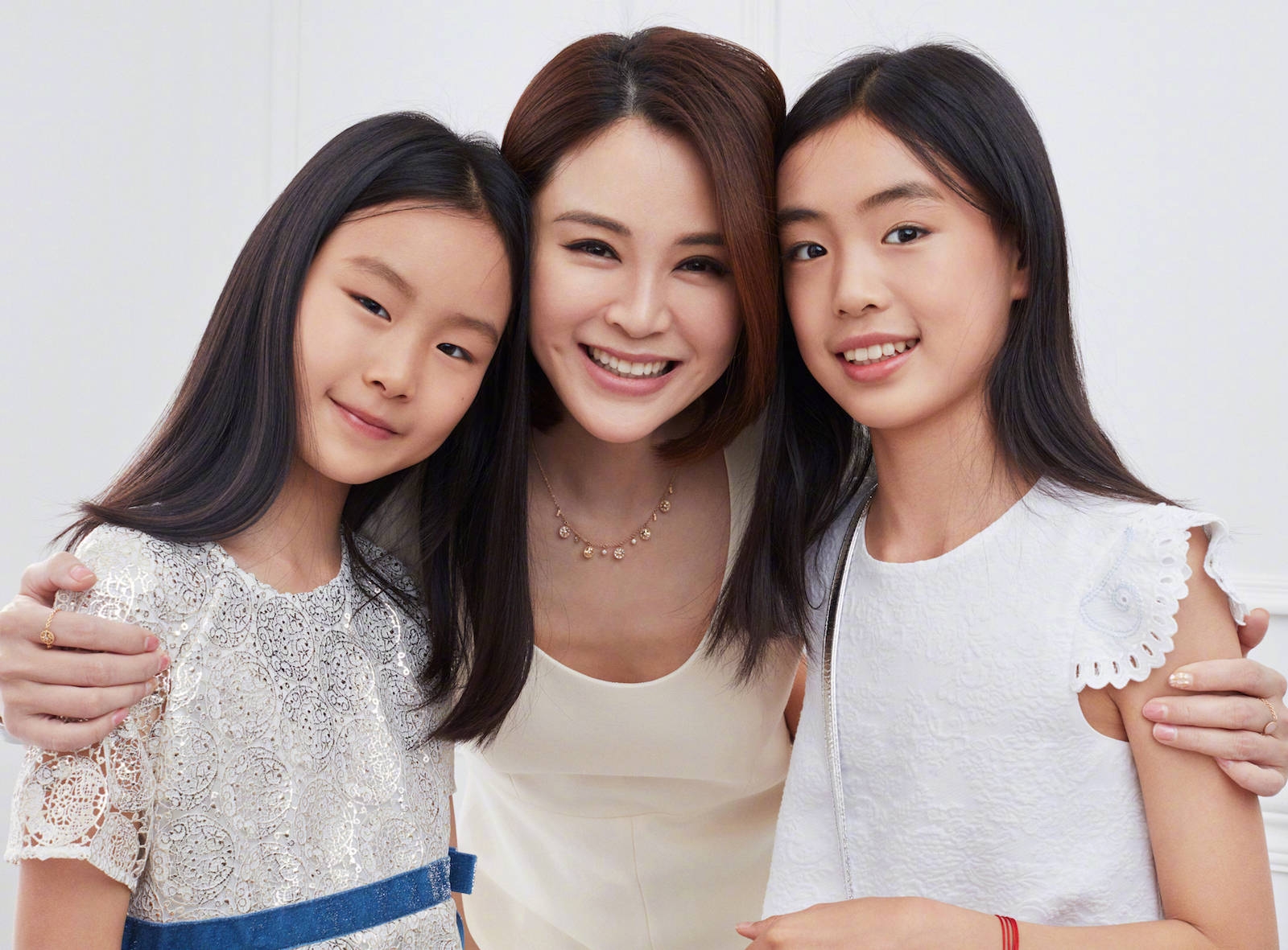 原创佟大为妻子关悦携儿女拍大片仨萌娃高颜值吸睛儿子长相太随妈