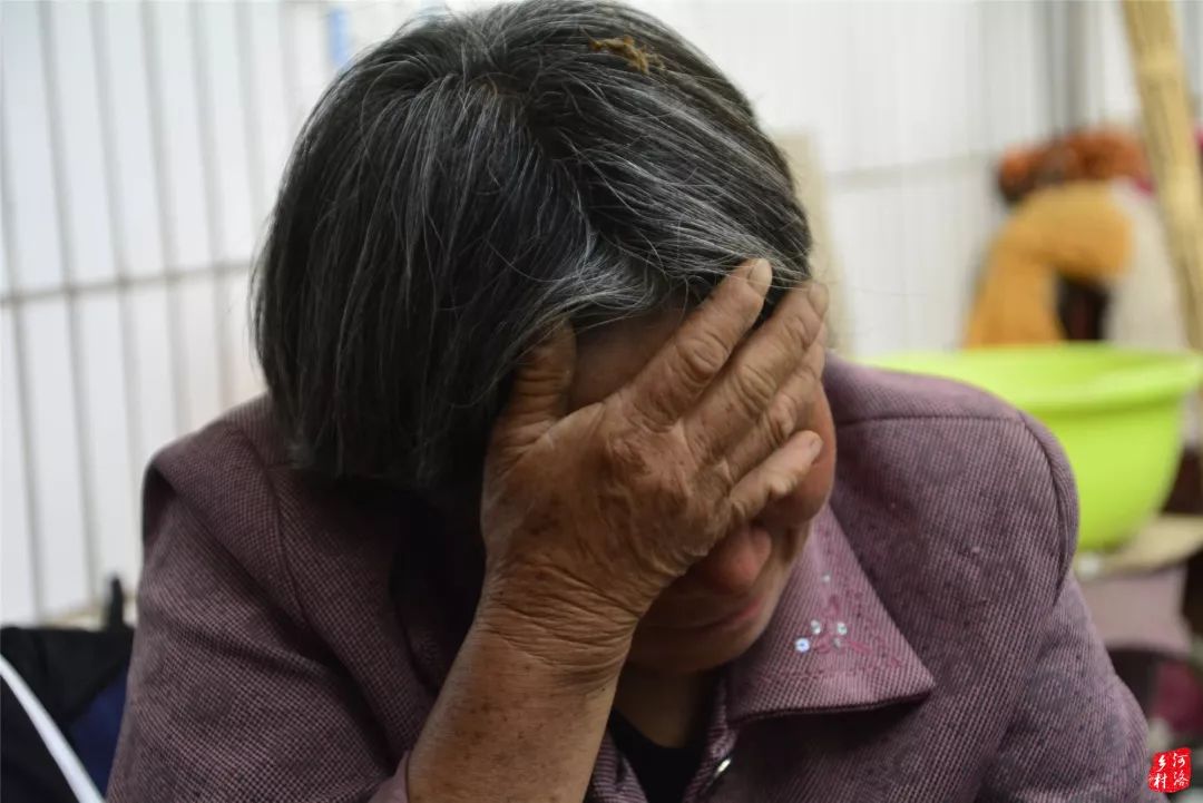 【头条】可怜人!独子患骨癌留外债病逝,儿媳离去,嵩县老人要养仨孙子