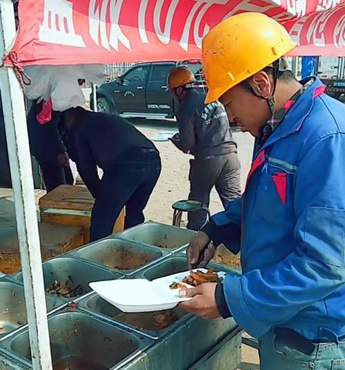 夫妻俩在工地附近卖盒饭,10元自助管饱,网友:是农民工想要的
