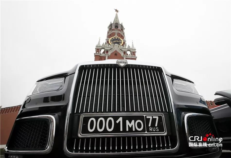 普京专车品牌"金色俄罗斯"(aurus)制造的敞篷检阅车首次参加阅兵.