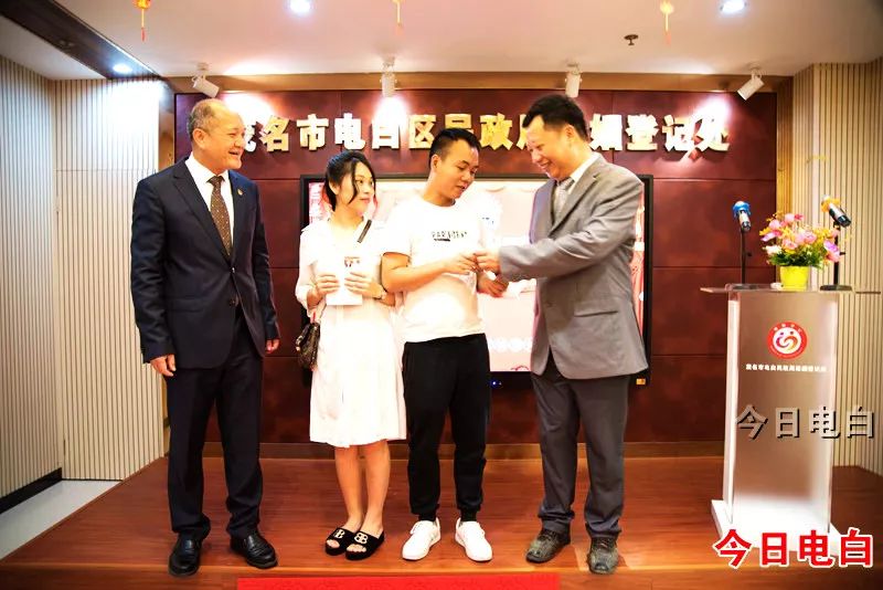 副区长陈伟敏,市民政局副局长何建序为第一对新人颁发结婚证当天来