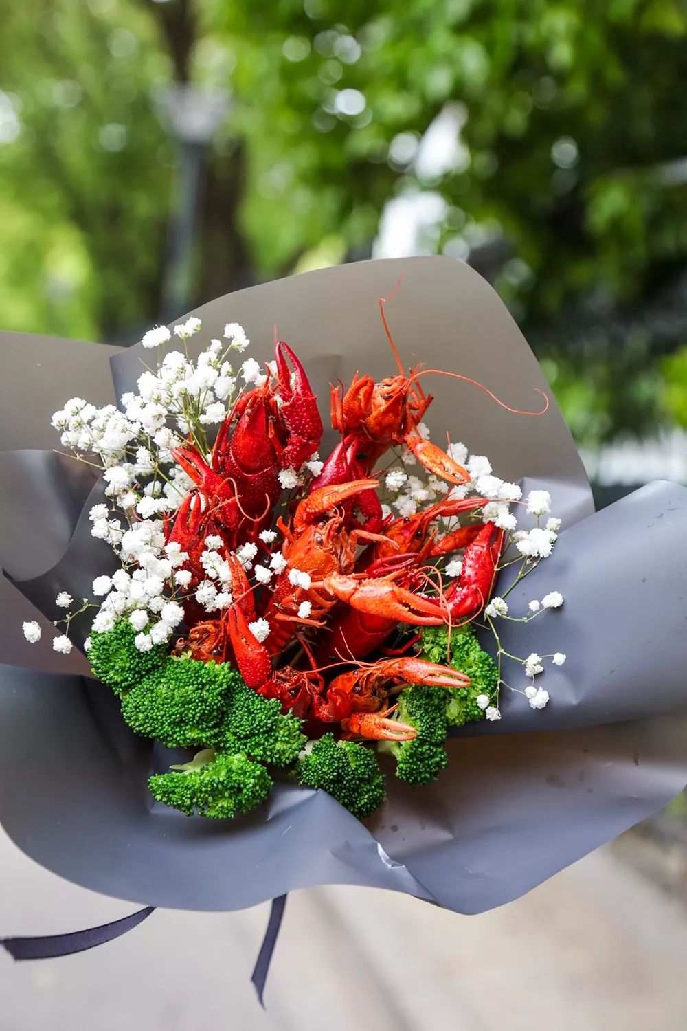 加上可以食用的西兰花和装饰用的玫瑰花包扎成花束,好看更好吃!