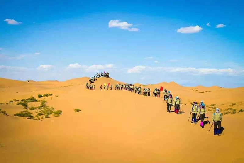 穿越腾格里沙漠路太远景太美去一次震撼一次