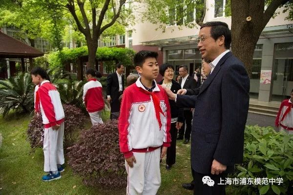 上海市浦东模范中学校长魏澜在工作座谈交流会上,介绍了学校红十字会