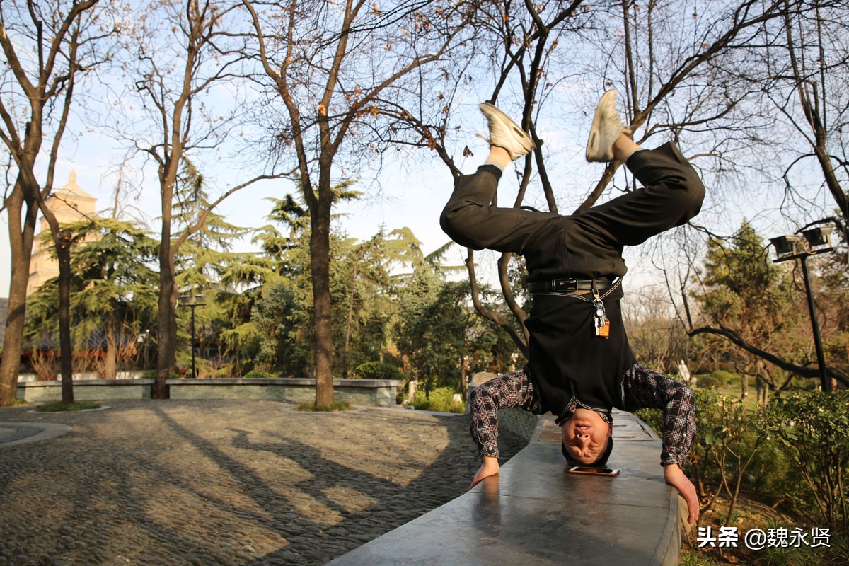 晨练男子的绝活 头顶地一次倒立15分钟还唱歌做操
