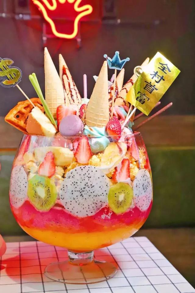 光是从造型上就已经吸睛无数辣菲家这个巨巨巨巨大的圣代杯冰淇淋要用