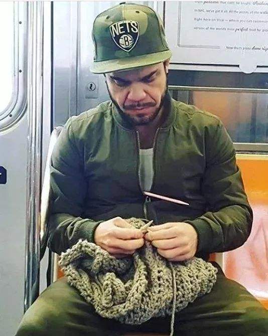 男人织毛衣表情包图片