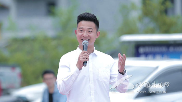 "每次下乡,李顺洪都是全场最累的那个,一场活动下来,感觉他嗓子都要说