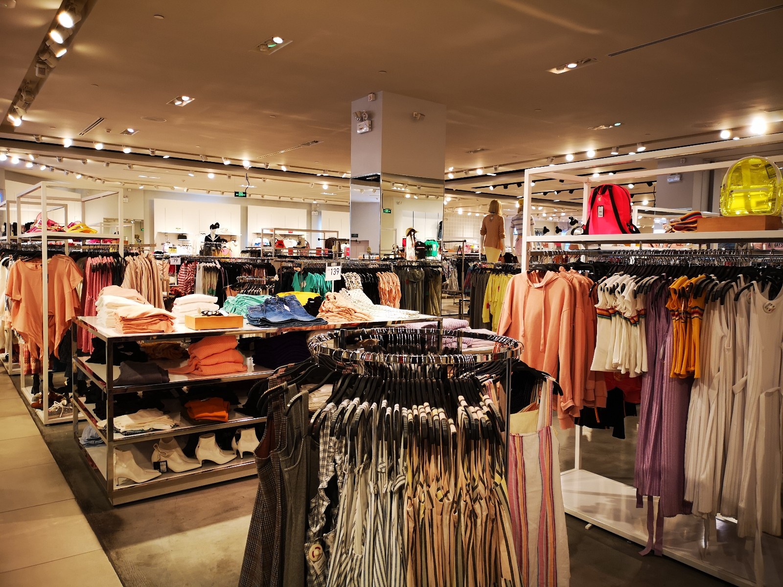 和h&m,zara等快时尚品牌相比,forever21在中国的门店并不多.