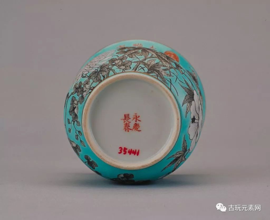 7cm.奓鬥撇口,束頸,鼓腹,圈足.足內施白釉,紅彩書