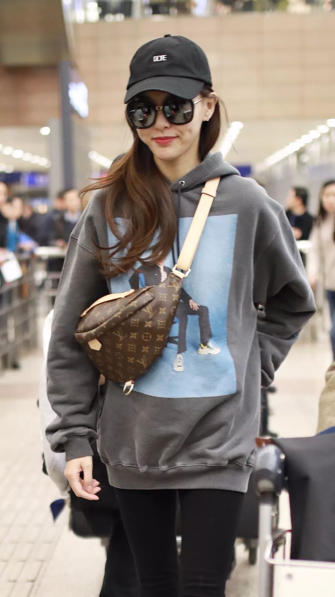 能戳中人心的louis vuitton bumbag腰包,依旧在街拍中最出镜率最高