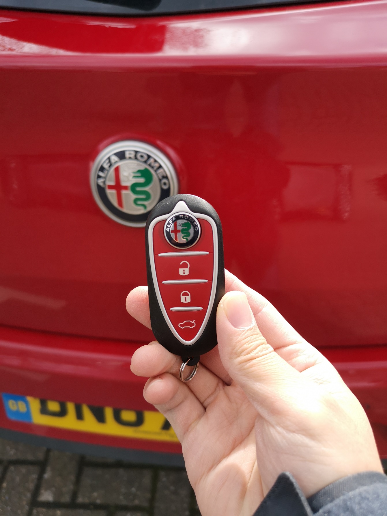 钥匙的设计借鉴了alfa romeo家族前脸的倒三角,难能可贵.