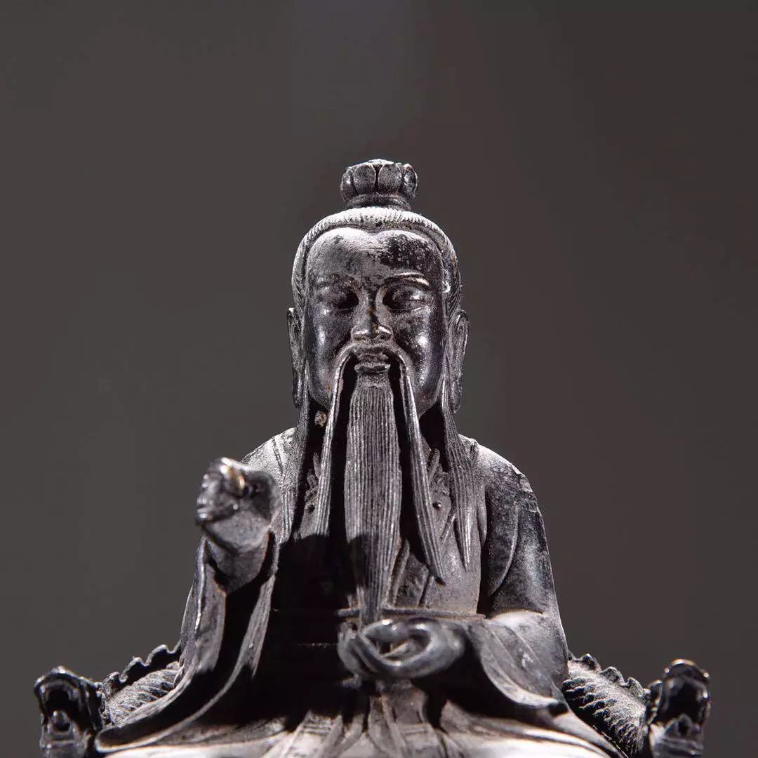 这是一件道教创始人太上老君之青铜座像,太上老君