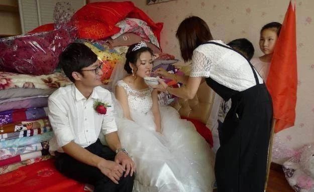 公司放假和妻子回老家一趟邻居跟我说句话我气得把家砸了