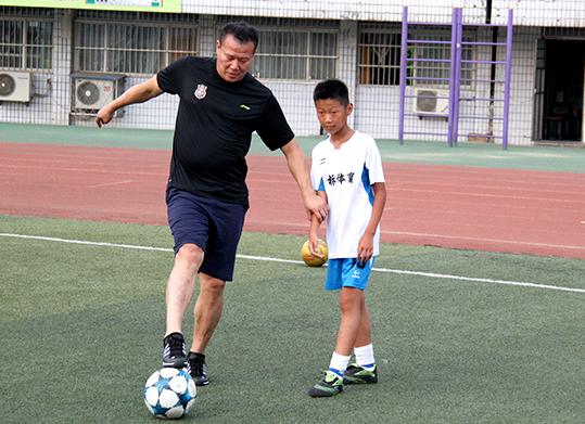 原本很多人以为,王东宁将会转做教练.