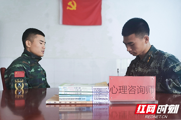 武警怀化支队官兵正在咨询心理健康问题."信任背摔"训练.