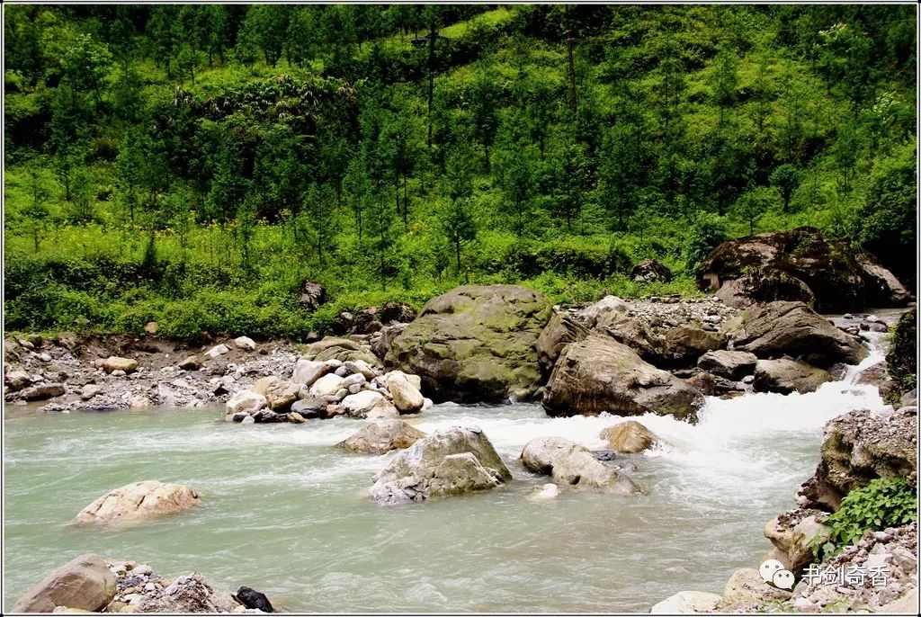 走过广场去雪口山看山