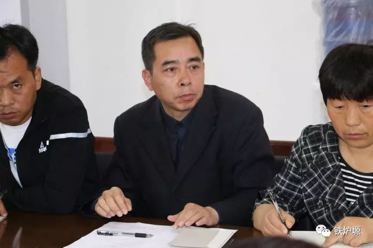 荣同志宣布了优秀班主任评选结果: 一等奖 七年级四班班主任张琛老师