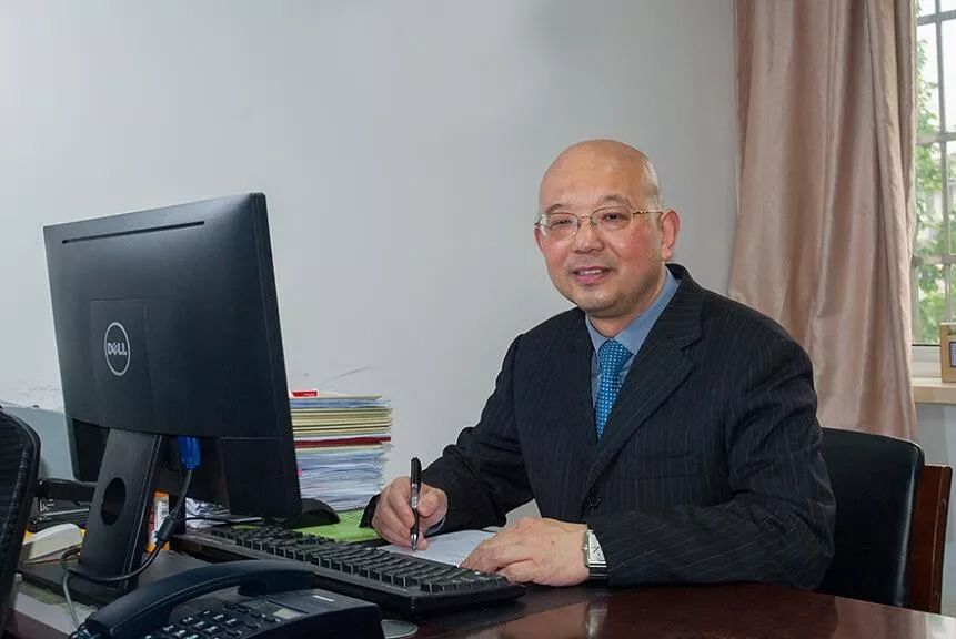 所有人,省中卢建华正在参评全省"师德标兵",请您帮忙来点赞!