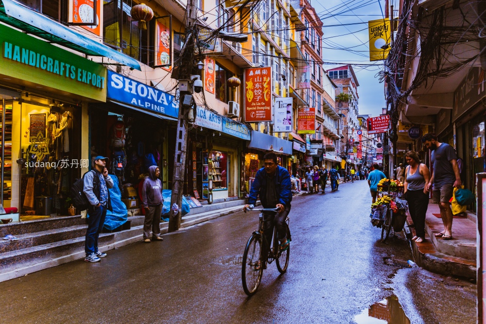 原创尼泊尔的购物天堂:混乱,毫无秩序,聚集着背包客的繁华街区