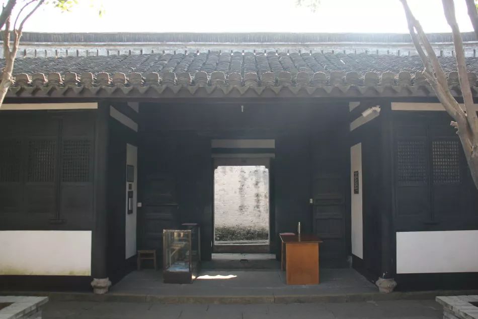 一条宽仅一米多狭长的小巷,推开那漆黑的大门,徐锡麟故居便呈现在眼前