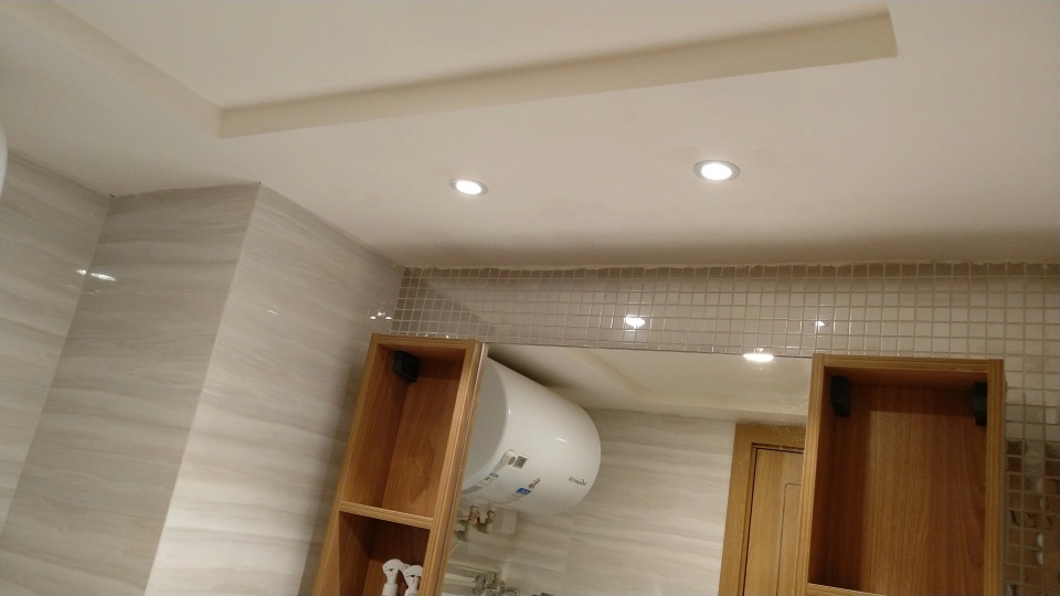 卫生间顶部也要注意防水,可以这样做_吊顶