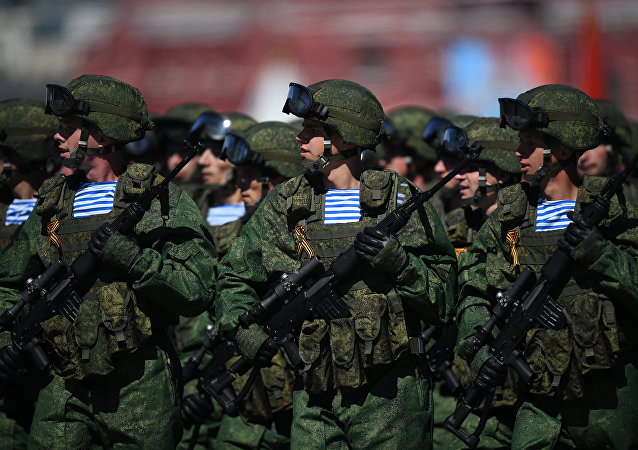 接受检阅的还有各类军种,在此就不一一举例了.